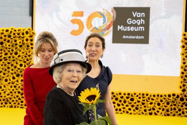 Bilder des Jahres 2023, Entertainment June 06 Entertainment Themen der Woche KW22 Entertainment Bilder des Tages AMSTERDAM - Princess Beatrix receives a sunflower from Janne Heling, the chairman of the Vincent van Gogh Foundation. The Van Gogh Museum is celebrating its 50th anniversary. ANP EVERT ELZINGA netherlands out - belgium out  Copyright: xx x470733179x originalFilename: 470733179.jpg