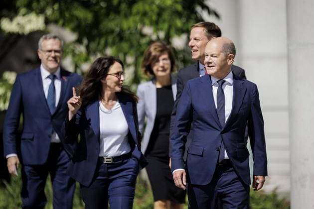 News Themen der Woche KW22 (v.l.n.r.) Joerg Dittrich, Praesident des Zentralverbandes des Deutschen Handwerks, Yasmin Fahimi, Vorsitzende des Deutschen Gewerkschaftsbundes, Marie Luise Wolf, Praesidentin des Bundesverbandes der Energie- und Wasserwirtschaft, Kai Niebert, Praesident Deutscher Naturschutzring, und Olaf Scholz (SPD), Bundeskanzler, aufgenommen im Rahmen eines Pressestatements nach dem Treffen der Allianz fuer Transformation in Berlin, 02.06.2023. Berlin Deutschland *** f l n r Joerg Dittrich, President of the German Confederation of Skilled Crafts, Yasmin Fahimi, Chairwoman of the German Federation of Trade Unions, Marie Luise Wolf, President of the German Association of Energy and Water Industries, Kai Niebert, President of Deutscher Naturschutzring, Copyright: xKiraxHofmann photothek.dex