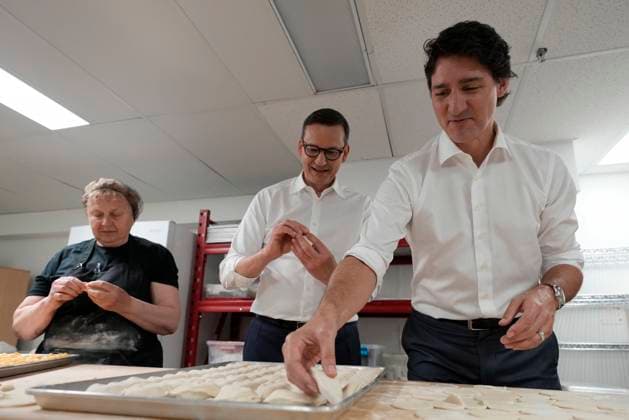 News Bilder des Tages June 2, 2023, TORONTO, ON, Canada: Poland Prime Minister Mateusz Morawiecki, centre, and Prime Minister Justin Trudeau, right, make polish pierogies during a visit to Benna s bakery and deli in Toronto on Friday, June 2, 2023. TORONTO Canada - ZUMAc35_ 20230602_zaf_c35_071 Copyright: xFrankxGunnx