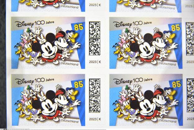 Feature Symbol: Briefmarken 05 23 thg 100 Jahre Disney , Briefmarke zu 0,85 ?, 10er-Bogen Deutschland deutsch deutsche Post Briefporto Porto 85 cent ct Marken Marke Sammeln Sammlung Briefmarkensammlung Postwertzeichen Post Deutsche Wertzeichen Sondermarken Sondermarke Mickey Minnie Mouse Maus Donald Duck Pluto Goofy Daisy Micky german stamp stamps quer *** Feature symbol stamps 05 23 thg 100 years Disney , stamp at 0.85 , sheet of 10 Germany german post office postage 85 cent ct stamps stamp collecting collection stamp collection postage stamps post office german stamps special stamps special stamps Mickey Minnie Mouse Mouse Donald Duck Pluto Goofy Daisy Micky german stamp stamps t.s.