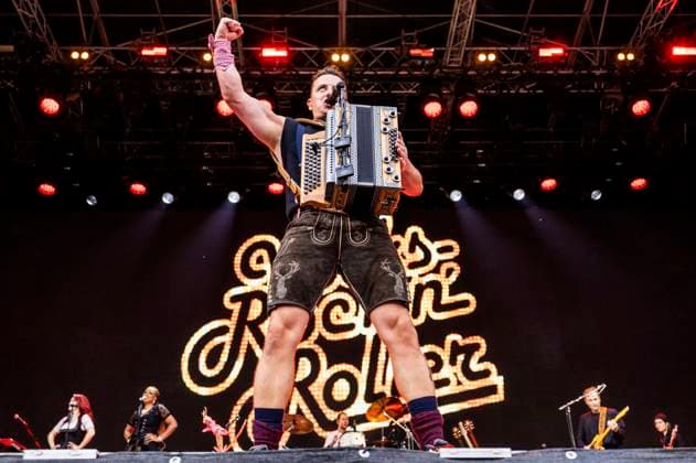 Bilder des Jahres 2023, Entertainment June 06 Entertainment Themen der Woche KW22 Andreas Gabalier live bei einem Konzert seiner Dirndl-Wahnsinn-Hulapalu! -Tour auf der Waldbühne Schwarzenberg im Rockelmannpark. Schwarzenberg Erzgebirge, 02.06.2023 *** Andreas Gabalier live at a concert of his Dirndl Wahnsinn Hulapalu Tour at the Waldbühne Schwarzenberg in Rockelmannpark Schwarzenberg Erzgebirge, 02 06 2023 Foto:xM.xKremerx xFuturexImage