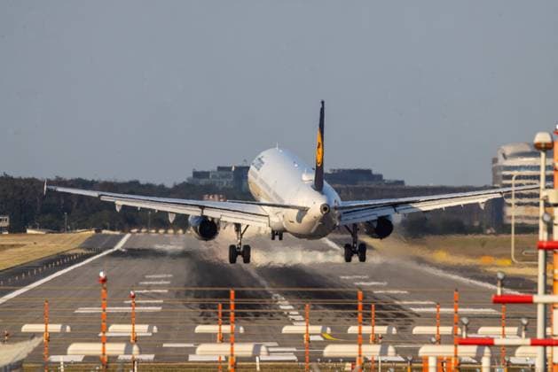 News Bilder des Tages Nach Sicherheitsbedenken ist die Landebahn Nordwest am Flughafen Frankfurt wieder freigegeben. Bei Sanierungsarbeiten war die 2800 Meter langen Piste mit einem besonders griffigen Spezialbelag versehen worden. Fluggesellschaften, allen voran die Lufthansa, klagten darauf hin über starke Beanspruchung der Reifen landender Flugzeuge. Flugzeug der Lufthansa bei der Landung. 04.06.2023: Frankfurt am Main, Hessen, Deutschland, Europa *** After safety concerns, the northwest runway at Frankfurt Airport has been reopened During renovation work, the 2800-meter runway had been provided with a special surface with a particularly good grip Airlines, above all Lufthansa, complained about severe stress on the tires of landing aircraft Lufthansa