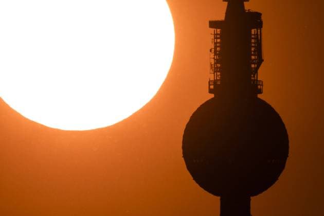 Der Fernsehturm zeichnet sich ab vor der untergehenden Sonne in Berlin, 04.06.2023. Berlin Deutschland *** The television tower stands out against the setting sun in Berlin, 04 06 2023 Berlin Germany Copyright: xFlorianxGaertner photothek.dex