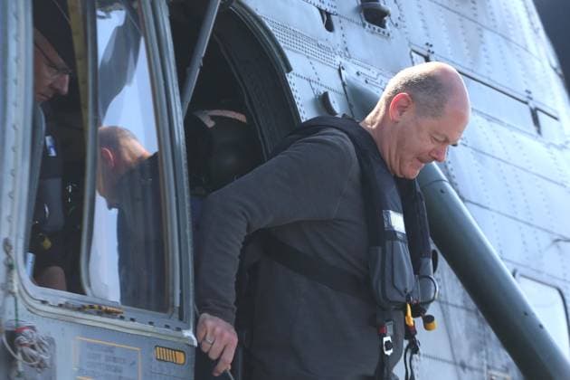 News Themen der Woche KW23 News Bilder des Tages Der Bundekanzler der Bunderepublik Deutschland Olaf Scholz besucht am Montag (05.06.2023) die Deutsche Marine in Rostock u. Warnemünde. Dabei führt er zunächst ein Gespräch mit dem Inspekteur der Marine, Vizeadmiral Jan Christian Kaack. Anschließend fliegt er per Helikopter auf die Fregatte Mecklenburg-Vorpommern , ein Schiff der Klasse 123 u. derzeit Flaggschiff der Standing NATO Maritime Group 1 (SNMG 1). Dort führt zuerst Gespräche mit der Besatzung u. überzeugt sich dann persönlich von der Leistungsfähigkeit der verschieden Einheiten. So u.a. von dem deutschen Unterseeboot U33 (U-Boot), der Korvette Oldenburg , dem Minenjagdboot Bad Bevensen u. Luftfahrzeugen der Marineflieger. Zum Abschluss gibt er dann ein Pressestatemen