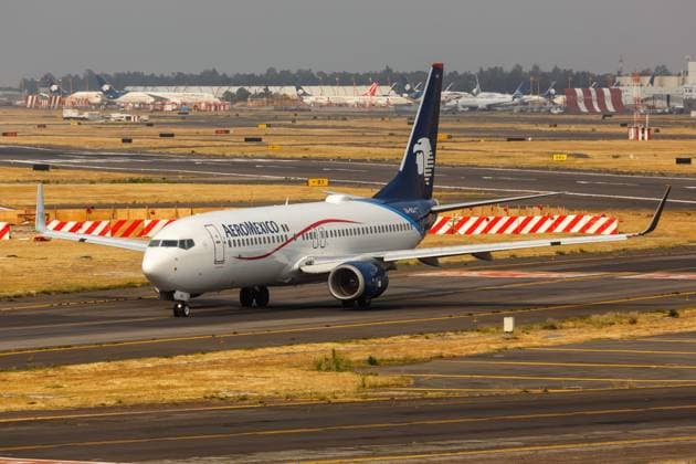 AeroMexico Boeing 737-800 Flugzeug Flughafen Mexico City in Mexiko Mexico City, Mexiko - 14. April 2022: Ein Boeing 737-800 Flugzeug der AeroMexico mit dem Kennzeichen XA-OCA auf dem Flughafen Mexico City (MEX) in Mexiko. Copyright: xZoonar.com MarkusxMainkax 20142190