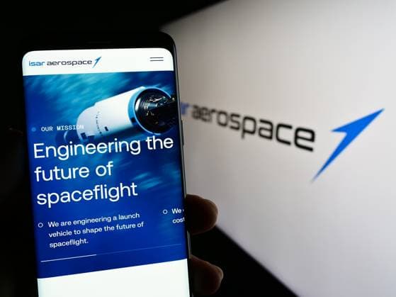 Person holding smartphone with web page of company Isar Aerospace Technologies GmbH on screen. Stuttgart, Germany - 04-02-2023: Person holding smartphone with web page of company Isar Aerospace Technologies GmbH on screen in front of logo. Focus on center of phone display. Copyright: xZoonar.com TimonxSchneiderx 20149434
