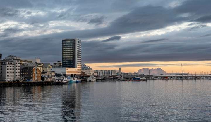  Hafen von Bodø mit Stadt und Booten, hinten felsige Berge, bei Sonnenuntergang, Bodø, Nordland, Norwegen, Europa *** Port from Bodø with City and Boating, at the back Rocks Mountains, at Sunset, Bodø, Nordland, Norway, Europe Copyright: imageBROKER/MaraxBrandl ibxmab09316506.jpg