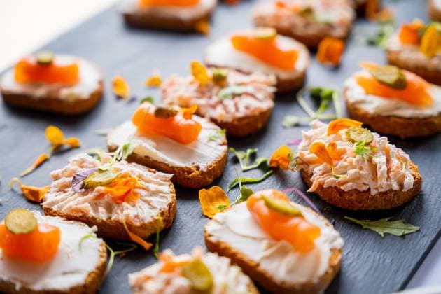  Essen von einem Lachsspieß Event. Hochzeitsessen und Buffet. Feier oder Party, Abendessen und Essen auf einer schwarzen Kreidetafel *** Food from a Salmon skewer Event Wedding dinner and Buffet Celebration Or Party, Dinner and Food at a Black people Chalkboard Copyright: imageBROKER/UnaixHuizi ibxuhu09317002.jpg
