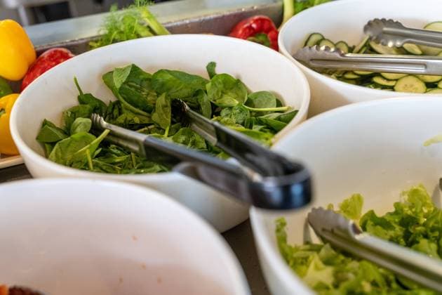 12 May 2023: Salad in a bowl at a buffet *** Salat in einer Schüssel an einem Büfett