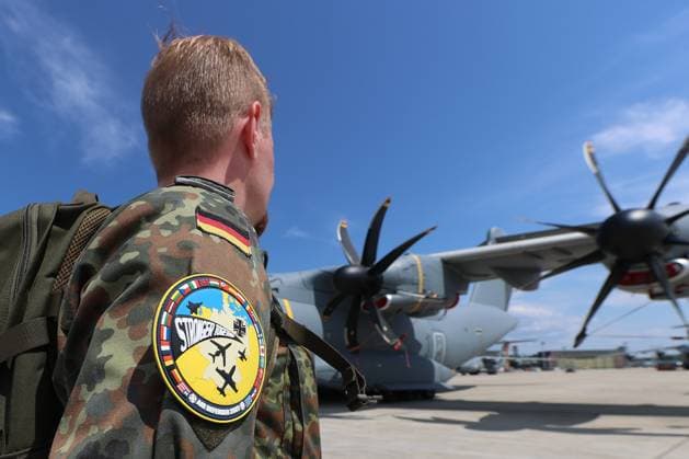 News Themen der Woche KW23 News Bilder des Tages Wunstorf, Fliegerhorst, Die Vorbereitungen für die Luftwaffen-Operation Air Defender laufen auf Hochtouren. Wunstorf in der Region Hannover wird zur logistischen Drehscheibe für die größte Luftübung seit Bestehen der NATO. Ein Soldat vor einem Airbus A400M der Luftwaffe der Bundeswehr *** Wunstorf, Air Base, Preparations for Operation Air Defender are in full swing Wunstorf in the Hanover region is becoming the logistical hub for the largest air exercise in NATOs history A soldier in front of an Airbus A400M of the German Armed Forces Air Force