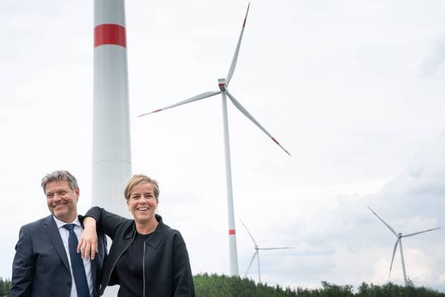 Bundeswirtschaftsminister eroeffnet Windpark in Bad Berleburg-Arfeld Bundeswirtschafts- und Klimaschutzminister Robert Habeck gemeinsam mit NRW-Wirtschaftsministerin Mona Neubaur lachend und vertraut mit Windraedernim Hinterund bei der Eroeffnungsfeier des Windparks in Bad Berleburg-Arfeld im Rahmen ihrer Suedwestfalenreise, Bad Berleburg-Arfeld, 06.06.2023 Bad Berleburg-Arfeld Nordrhein-Westfalen Deutschland *** Federal Minister of Economics opens wind farm in Bad Berleburg Arfeld Federal Minister of Economics and Climate Protection Robert Habeck together with NRW Minister of Economics Mona Neubaur laughing and familiar with wind turbinesin the backand at the opening ceremony of the wind farm in Bad Berleburg Arfeld during their trip to S
