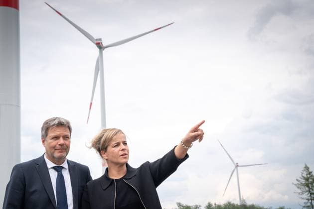 News Themen der Woche KW23 News Bilder des Tages Bundeswirtschaftsminister eroeffnet Windpark in Bad Berleburg-Arfeld Bundeswirtschafts- und Klimaschutzminister Robert Habeck gemeinsam mit NRW-Wirtschaftsministerin Mona Neubaur bei mit Windraedern im Hintergrund bei der Eroeffnungsfeier des Windparks in Bad Berleburg-Arfeld im Rahmen ihrer Suedwestfalenreise, Bad Berleburg-Arfeld, 06.06.2023 Bad Berleburg-Arfeld Nordrhein-Westfalen Deutschland *** Federal Minister of Economics opens wind farm in Bad Berleburg Arfeld Federal Minister of Economics and Climate Protection Robert Habeck together with NRW Minister of Economics Mona Neubaur at with wind turbines in the background at the opening ceremony of the wind farm in Bad Berleburg Arfeld during their trip to South Westphalia, Bad Berlebur