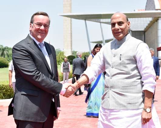 News Themen der Woche KW23 News Bilder des Tages NEW DELHI, INDIA - JUNE 6: Union Defence Minister of India Rajnath Singh hand shake with German Federal Minister of Defence Boris Pistorius during the his inspect Tri-Service Guard of Honour and a meeting at Manekshaw Centre on June 6, 2023 in New Delhi, India. (Photo by Sonu Mehta Hindustan Times) Defence Minister Rajnath Singh Welcomes German Federal Minister Of Defence Boris Pistorius