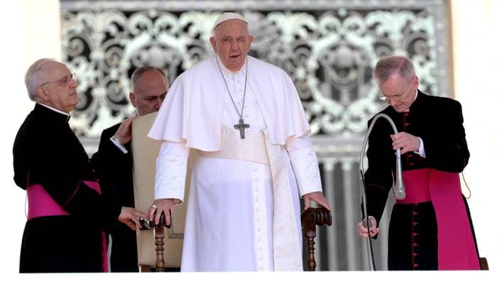Bilder des Jahres 2023, News June 06 News Themen der Woche KW23 News Bilder des Tages June 7, 2023, VATICAN CITY, VATICAN CITY: Pope Francis (C) pays a tribute to relics of Saint Therese of Lisieux as he arrives to lead the weekly general audience in Saint Peter s Square, Vatican City, 07 June 2023. ANSA ETTORE FERRARI (papa, Francesco, udienza generale, San Pietro) VATICAN CITY VATICAN CITY  - ZUMAa110 20230607_zaf_a110_006 Copyright: xEttorexFerrarix