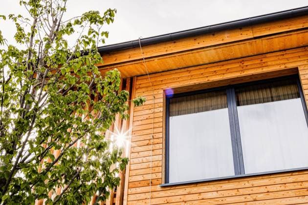 04.06.2023; Kreischberg, Murau, Steiermark, Österreich - Holzhaus, Haus, Holzchalet, Chalet, Bauen mit Holz, Holzbau, Chalets, Holzkonstruktion, ökologisches Bauen, natürliche Bauweise, ökologischer Fußabdruck, nachhaltiges Bauen, umweltfreundlich, energetisch effizient, gesundes Raumklima, natürliche Wärmedämmung, CO2-Speicherung, erneuerbarer Baustoff, ökonomisch, schnellere Bauzeit, ästhetisch, gemütlich, traditionell, naturnah, wohnlich, langlebig, widerstandsfähig, schadstoffarm, geringer Energieverbrauch, nachwachsender Rohstoff, biologisch abbaubar *** 04 06 2023 Kreischberg, Murau, Styria, Austria wooden house, house, wooden chalet, chalet, building with wood, wooden construction, chalets, wooden construction, ecologi