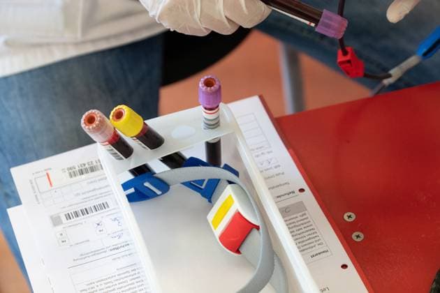 Eine Mitarbeiterin des DRK Blutspendedienstes entnimmt Blutprobe fuer die Laboruntersuchung, Themenfotos BLUTSPENDE anlaesslich der Blutspende-Kampagne des Deutschen Roten Kreuzes mit der Aktion missingtype zum Weltblutspendetag am 14. Juni 2023, Fototermin am 05.06.2023 im Schulzentrum Pesch in Koeln, *** An employee of the DRK blood donation service takes blood sample for laboratory examination, theme photos BLUTSPENDE on the occasion of the blood donation campaign of the German Red Cross with the action missingtype to the world blood donation day on 14 June 2023, photo session on 05 06 2023 in the school center Pesch in Cologne,