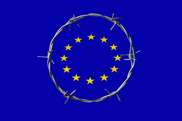 EU-Fahne und Stacheldraht EU-Fahne und Stacheldraht, 07.06.2023, Borkwalde, Brandenburg, Ein EU-Symbol ist von Stacheldraht umgeben. *** EU flag and barbed wire EU flag and barbed wire, 07 06 2023, Borkwalde, Brandenburg, An EU symbol is surrounded by barbed wire