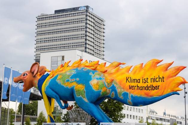 Bilder des Jahres 2023, News June 06 News Themen der Woche KW23 News Bilder des Tages Brennendes Känguru mit der Aufschrift KLIMA IST NICHT VERHANDELBAR vom Düsseldorfer Künstler Jacques Tilly auf dem Platz der Vereinten Nationen - Die Bonn Climate Change Conference vom 05. - 15. Juni 2023 im World Conference Center Bonn (WCCB) ist eine Vorbereitungskonferenz zum Weltklimagipfel in Dubai COP28 im November Dezember 2023 07.06.2023 Bonn Gronau NRW Deutschland *** Burning kangaroo with the inscription CLIMATE IS NOT TREATABLE by Düsseldorf artist Jacques Tilly on the United Nations Square The Bonn Climate Change Conference from 05 15 June 2023 at the World Conference Center Bonn WCCB is a preparatory conference for the World Climate Summit in Dubai COP28 in November December 2023 07 06 2023 Bonn Gronau NRW Germany