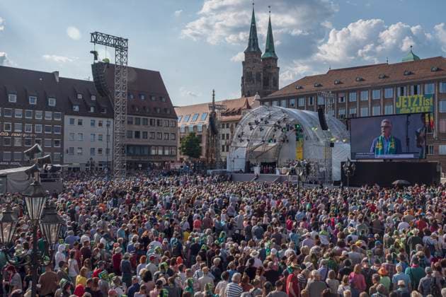 Bilder des Jahres 2023, News June 06 News Themen der Woche KW23 07.06.2023, Deutscher Kirchentag 2023 Eröffnungsgottesdienst, Nürnberg: Anlässlich des Eröffnungsgottestdienstes des Kirchentageses 2023 kamen am Nachmittag mehrere tausend Menschen auf den Nürnberger Hauptmarkt. Hauptmarkt Bayern Deutschland Eröffnungsgottesdienst Kirchentag 2023 Nürnberg-37 *** 07 06 2023, German Church Congress 2023 opening service, Nuremberg On the occasion of the opening service of the Church Congress 2023, several thousand people came to the Nuremberg main market Main Market Bavaria Germany opening service Church Congress 2023 Nuremberg 37 in the afternoon.