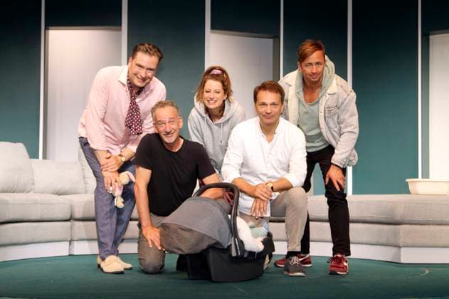 Entertainment Themen der Woche KW23 Entertainment Bilder des Tages Boris Jacoby, Heio von Stetten, Tina Rottensteiner, Mathias Herrmann und Martin Andreas Greif bei der Fotoprobe zum Theaterstück Drei Männer und ein Baby in der Komödie Winterhuder Fährhaus. Hamburg, 07.06.2023 *** Boris Jacoby, Heio von Stetten, Tina Rottensteiner, Mathias Herrmann and Martin Andreas Greif at the photo rehearsal for the play Three Men and a Baby at the Komödie Winterhuder Fährhaus Hamburg, 07 06 2023 Foto:xgbrcix xFuturexImage