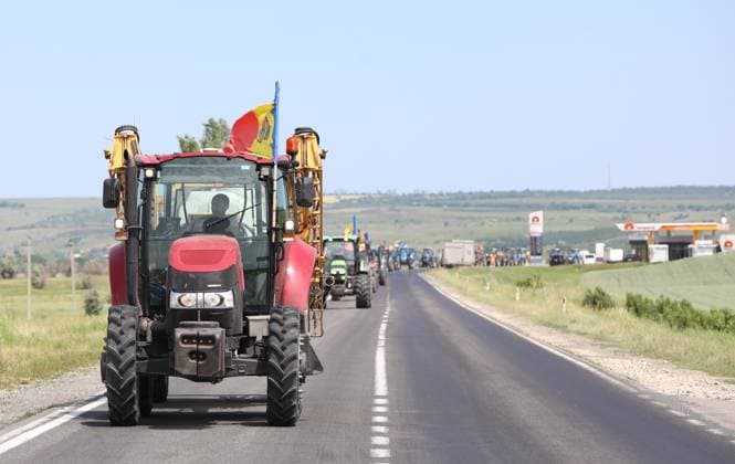 News Themen der Woche KW23 News Bilder des Tages Moldova Farmers Protest 8450875 08.06.2023 Moldova s farmers take part in a protest rally on the highway near Leu?eni, Moldova. The protest is driven by the frustrations of Moldovan farmers regarding the rising expenses associated with fertilizers and planting materials. Rodion Proca Sputnik Moldova  Copyright: xRodionxProcax