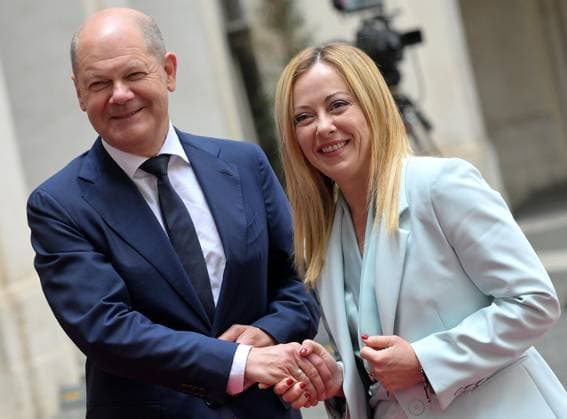 Bilder des Jahres 2023, News June 06 News Themen der Woche KW23 News Bilder des Tages June 8, 2023, ROMA: Italian Prime Minister Giorgia Meloni (R) welcomes German Chancellor Olaf Scholz at the Chigi palace in Rome, Italy, 08 June 2023. ANSA ETTORE FERRARI ROMA  - ZUMAa110 20230608_zaf_a110_007 Copyright: xEttorexFerrarix