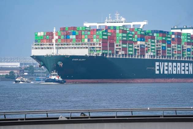 Einlauf eines der mit 400 Meter Länge weltweit größten Containerschiffe der Welt EVERGREEN Ever Glory IMO 9786839 MMSI 636019234 in den Hamburger Hafen, Elbe Höhe Anleger Teufelsbrück ;Einlauf eines der mit 400 Meter Länge weltweit größten Containerschiffe der Welt EVERGREEN Ever Glory IMO 9786839 MMSI 636019234 in den Hamburger Hafen, Elbe Höhe Anleger Teufelsbrück , *** Entry of one of the worlds largest container ships with a length of 400 meters EVERGREEN Ever Glory IMO 9786839 MMSI 636019234 in the Port of Hamburg, Elbe height pier Teufelsbrück entry of one of the worlds largest container ships with a length of 400 meters EVERGREEN Ever Glory IMO 9786839 MMSI 636019234 in the Port o
