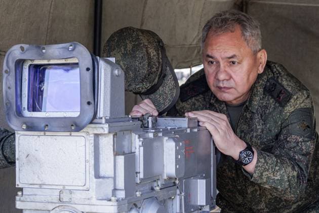 News Themen der Woche KW23 News Bilder des Tages JUNE 8, 2023: Russia s Defence Minister Sergei Shoigu inspects military equipment at a weapons storage site of the Russian Western Military District ahead of its deployment to the zone of Russia s special military operation. Vadim Savitsky Russian Defence Ministry Press Office TASS  59687328