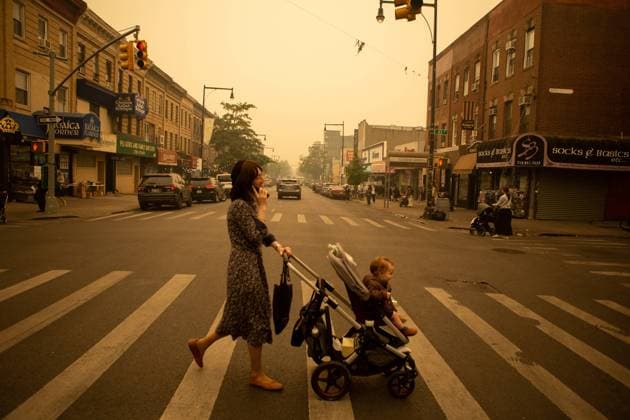 Bilder des Jahres 2023, News June 06 News Themen der Woche KW23 News Bilder des Tages June 8, 2023: Hazy and dangerous fumes from ongoing wildfires in Canada have engulfed the skies over much of the Northeast, in the eastern US are under air quality alerts due to the smoke, which made iconic skylines disappear behind wafting orange fumes. worsening air quality for millions of people. After a day of orange haze that cast a pall over New York City, obscuring some of the nationÃ¢â‚¬â ¢s best-known landmarks with smoke from Canadian wildfires, New Yorkers and others were in store for another day of bad air Thursday...The air was acrid, skylines looked orange, and municipal officials told people to stay indoors. - ZUMAs201 20230608_zap_s201_002 Copyright: xJashimxSalamx