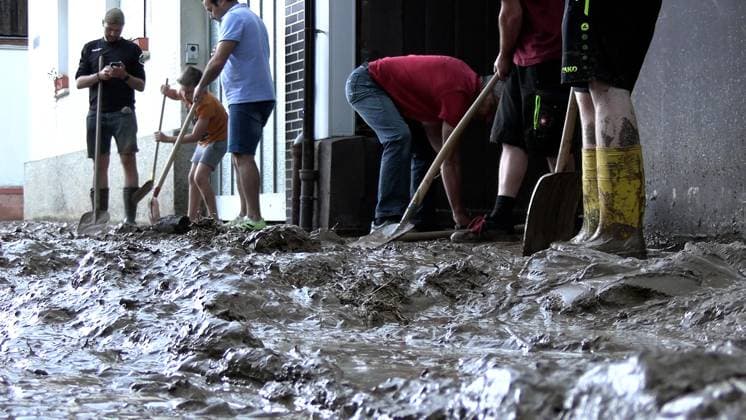 News Themen der Woche KW23 News Bilder des Tages Schwere Gewitter sind in einem breiten Streifen über Deutschland hinweg gezogen. Betroffen war Bayern und Hessen. Besonders heftig traf es die Ortschaft Schlierbach (Gemeinde Schaafheim). Großer Hagel, Hagelmassen und eine Schlammlawine verwüstete die Ortschaft. Der Hagel war bis zu 3 cm groß und lag noch Stunden nach dem Unwetter in den Wiesen. Die Schlammlawine kam von den angrenzenden Feldern. Nach langer Trockenheit konnten die Felder diese Wassermassen nicht aufnehmen. Mancherorts standen Maisfelder unter Wasser. Anwohner packten in Schlierbach mit an. Ein Radlader kam ebenfalls zum Einsatz. Er entfernte den Schlamm von der Straße, danach konnten die Kameraden die Straße mit Wasser säubern Ð eine mühevolle Arbeit, die Stunden andauerte