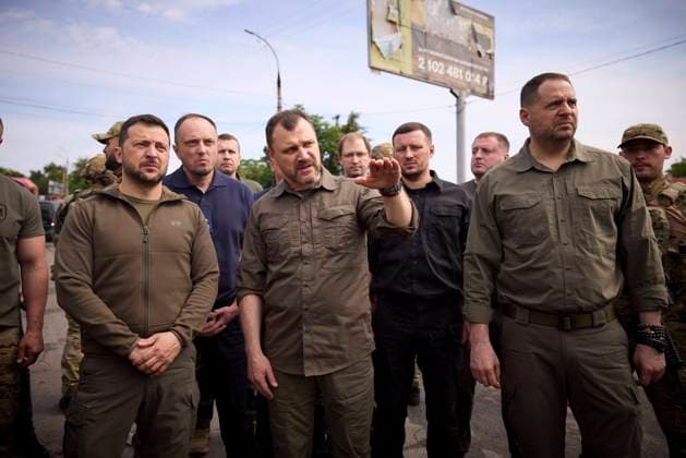 Bilder des Jahres 2023, News June 06 News Themen der Woche KW23 News Bilder des Tages June 8, 2023, Mykolaiv, Mykolaiv Oblast, Ukraine: Ukrainian President Volodymyr Zelenskyy, left, listens to Internal Affairs Minister Ihor Klymenko, center, describe the situation after the sabotaged Kakhovka hydroelectric power plant dam flooded the region, June 8, 2023 in the Kherson region, Ukraine. Mykolaiv Ukraine - ZUMAp138 20230608_zaa_p138_008 Copyright: xPoolx UkrainianxPresidentiax