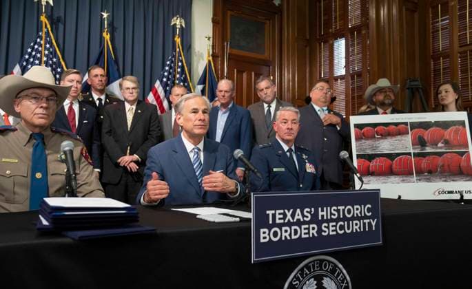 Bilder des Jahres 2023, News June 06 News Themen der Woche KW23 News Bilder des Tages June 8, 2023, Austin, Texas, USA:Texas Republican Governor GREG ABBOTT signs several bills to strengthen Texas border security including deployment of a 1000-foot floating barrier in the middle of the Rio Grande where groups of migrants try to cross. At left is Texas Dept. of Public Safety Director STEVE MCCRAW, at right is Major General THOMAS SUELZER of the Texas Military Department. Austin USA - ZUMAd150 20230608_znp_d150_010 Copyright: xBobxDaemmrichx