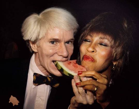 Andy Warhol & Tina Turner 1991. Photo by Adam Scull PHOTOlink Courtesy Everett Collection (Warhol Turner3735)ASCA037 F4084 PUBLICATIONXNOTxINxCANxCHNxFRAxITAxJPNxNORxPOLxRUSxESPxUKxUSA Copyright: xx ASCA037 F4084