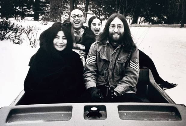 Yoko Ono, John Lennon, Ralph Ginzburg wife Shosana. Undated Photo by Neil Schneider PHOTOlink Courtesy Everett Collection (Yoko Ono John Lennon10821)ASCA037 F4509 PUBLICATIONXNOTxINxCANxCHNxFRAxITAxJPNxNORxPOLxRUSxESPxUKxUSA Copyright: xx ASCA037 F4509