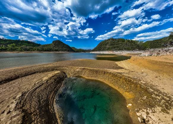 Creative Highlights World Reservoir Hole An aerial photo shows spring water emerging from the hole of the Daotianhe Reservoir in Bijie, Guizhou province, China, on April 3, 2023. Bijie China  Copyright: xCFOTOx originalFilename: cfoto-reservoi230403_nppaL.jpg
