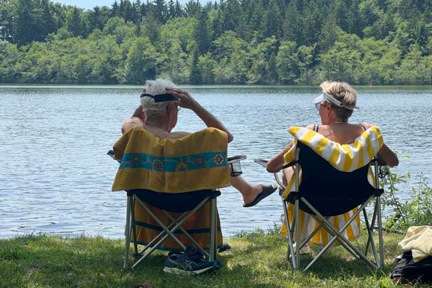 Aelteres Ehepaar geniesst das warme Wetter am Steinsee bei Muenchen am 08.06.2023. Badesee,Alter,Freizeit,Sommer,Sonne,Wetter,schoenes Wetter,Liege,Badewetter,Natur,Entspannung,Relaxen,Chillen,Sommer. *** Elderly couple enjoys the warm weather at the Steinsee near Munich on 08 06 2023 bathing lake,age,leisure,summer,sun,weather,nice weather,sunbed,bathing weather,nature,relax,chill,summer