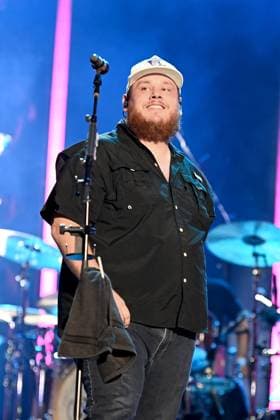 08 June 2023 - Nashville, Tennessee - Luke Combs. 2023 CMA Music Fest Nightly Concert held at Nissan Stadium. Photo Credit: Dara-Michelle Farr AdMedia 293217 2023-06-08 Tennessee Nashville Etats-Unis  Copyright: xAdMediax STAR_293217_002