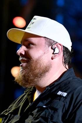 08 June 2023 - Nashville, Tennessee - Luke Combs. 2023 CMA Music Fest Nightly Concert held at Nissan Stadium. Photo Credit: Dara-Michelle Farr AdMedia 293217 2023-06-08 Tennessee Nashville Etats-Unis  Copyright: xAdMediax STAR_293217_004