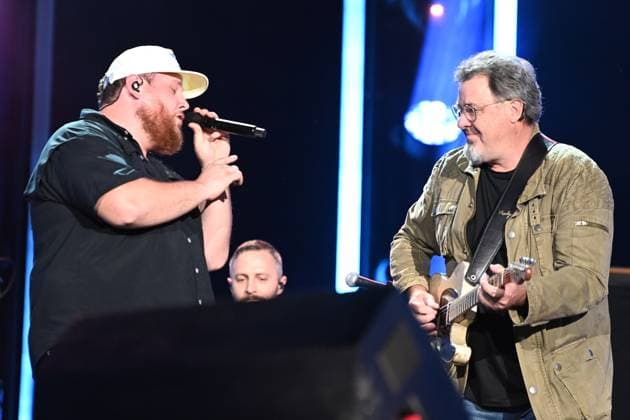 08 June 2023 - Nashville, Tennessee - Luke Combs, Vince Gill. 2023 CMA Music Fest Nightly Concert held at Nissan Stadium. Photo Credit: Dara-Michelle Farr AdMedia 293217 2023-06-08 Tennessee Nashville Etats-Unis  Copyright: xAdMediax STAR_293217_006