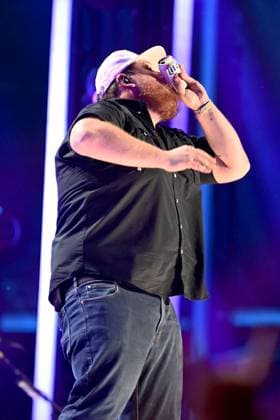08 June 2023 - Nashville, Tennessee - Luke Combs. 2023 CMA Music Fest Nightly Concert held at Nissan Stadium. Photo Credit: Dara-Michelle Farr AdMedia 293217 2023-06-08 Tennessee Nashville Etats-Unis  Copyright: xAdMediax STAR_293217_035