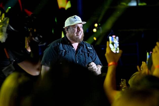08 June 2023 - Nashville, Tennessee - Luke Combs. 2023 CMA Music Fest Nightly Concert held at Nissan Stadium. Photo Credit: Dara-Michelle Farr AdMedia 293217 2023-06-08 Tennessee Nashville Etats-Unis  Copyright: xAdMediax STAR_293217_069