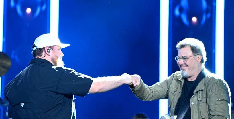 08 June 2023 - Nashville, Tennessee - Luke Combs, Vince Gill. 2023 CMA Music Fest Nightly Concert held at Nissan Stadium. Photo Credit: Dara-Michelle Farr AdMedia 293217 2023-06-08 Tennessee Nashville Etats-Unis  Copyright: xAdMediax STAR_293217_072