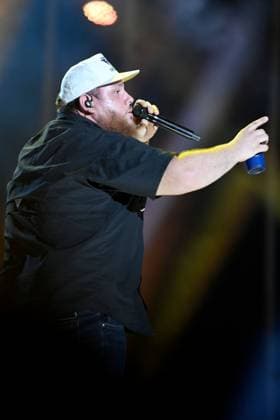 08 June 2023 - Nashville, Tennessee - Luke Combs. 2023 CMA Music Fest Nightly Concert held at Nissan Stadium. Photo Credit: Dara-Michelle Farr AdMedia 293217 2023-06-08 Tennessee Nashville Etats-Unis  Copyright: xAdMediax STAR_293217_082