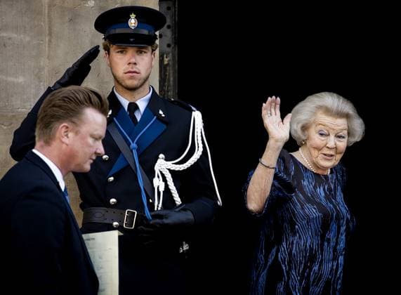 Niederlande, Verleihung der Zilveren Anjer in Amsterdam AMSTERDAM - Princess Beatrix arrives at the Royal Palace for the presentation of the Silver Carnations. This year the Silver Carnations were awarded to Trudy and Willem van Riemsdijk, Wesley Sekewael and Eef Arnolds. ANP KOEN VAN WEEL netherlands out - belgium out  Copyright: xx x471199741x originalFilename: 471199741.jpg