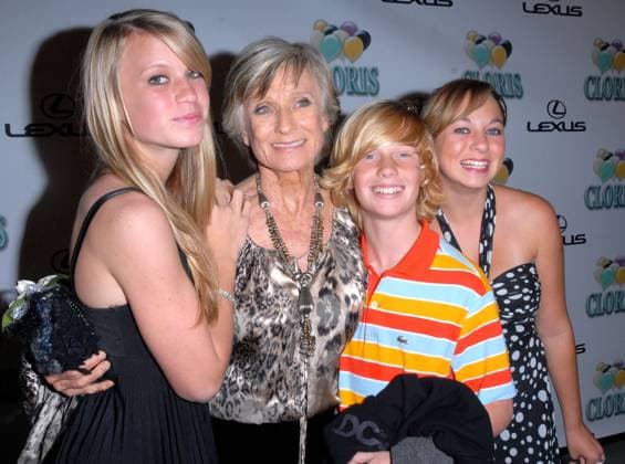 Cloris Leachman & her grandchildren Anabel, Jackson & Arielle Enzulund at Cloris Leachman Celebrates 60 Years in Show Business at Fogo De Chao in Beverly Hills, CA, October 05, 2006. ph: Ron Wolfson Everett Collection (Cloris Leach & her grandchildren Anabel, Jackson & Arielle Enzulund1154)RWFA002 UW188 PUBLICATIONXNOTxINxCANxCHNxFRAxITAxJPNxNORxPOLxRUSxESPxUKxUSA Copyright: xx RWFA002 UW188
