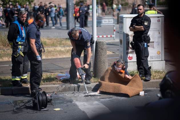 Bilder des Jahres 2023, News June 06 News Themen der Woche KW23 News Bilder des Tages Waehrend des evangelischen Kirchentages hat die Letzte Generation am 09.06.2023 den Strassenverkehr vor dem Nuernberger Hauptbahnhof zum Erliegen gebracht. Acht Klimaaktivisten klebten sich am Freitagvormittag an zwei Stellen vor dem Bahnhof fest. Die mit Warnwesten bekleideten Blockierer hielten Plakate mit Slogans wie Nein zur Zerstoerung der Lebensgrundlagen, ja zum Gesellschaftsrat Klima und Wir sind auf dem Highway zur Klimahoelle hoch. Die Sprecherin der Letzten Generation , Aimee van Baalen, sagte dem Evangelischen Pressedienst (epd), unter den Protestierenden seien auch Teilnehmer des Kirchentages. Das ist eine symbolische Aktion zum Kirchentag , erklaerte sie. Weitere Aktionen seien nicht geplant. (Siehe epd-Meldung vom 09. Copyright: epd-bild TimxWegner epd-Kirchentag141-kopieren