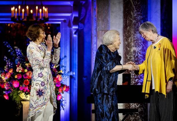 Niederlande, Verleihung der Zilveren Anjer in Amsterdam AMSTERDAM - Princess Beatrix presents a Silver Carnation to Trudy van Riemsdijk in the Royal Palace Amsterdam. The Silver Carnations have been awarded annually since 1950 to people who have volunteered and unpaid for culture or nature in the Netherlands. ANP KOEN VAN WEEL netherlands out - belgium out  Copyright: xx x471202504x originalFilename: 471202504.jpg