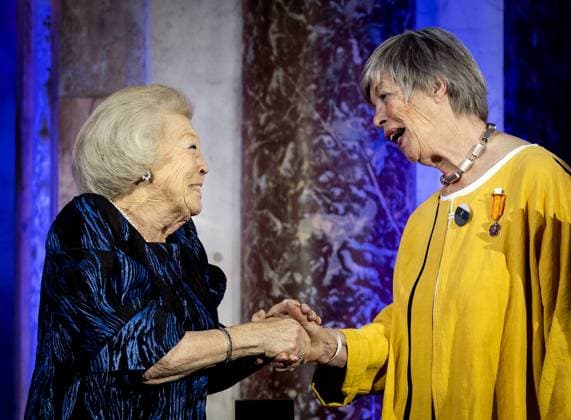 Niederlande, Verleihung der Zilveren Anjer in Amsterdam AMSTERDAM - Princess Beatrix presents a Silver Carnation to Trudy van Riemsdijk in the Royal Palace Amsterdam. The Silver Carnations have been awarded annually since 1950 to people who have volunteered and unpaid for culture or nature in the Netherlands. ANP KOEN VAN WEEL netherlands out - belgium out  Copyright: xx x471202671x originalFilename: 471202671.jpg
