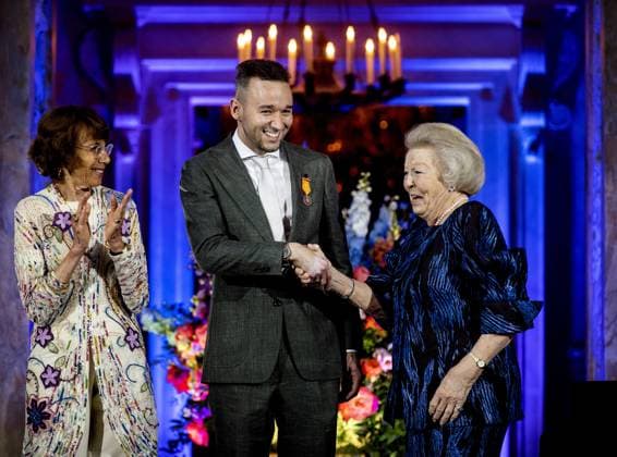 Niederlande, Verleihung der Zilveren Anjer in Amsterdam AMSTERDAM - Princess Beatrix presents a Silver Carnation to Wesley Sekewael in the Royal Palace Amsterdam. The Silver Carnations have been awarded annually since 1950 to people who have volunteered and unpaid for culture or nature in the Netherlands. ANP KOEN VAN WEEL netherlands out - belgium out  Copyright: xx x471202895x originalFilename: 471202895.jpg