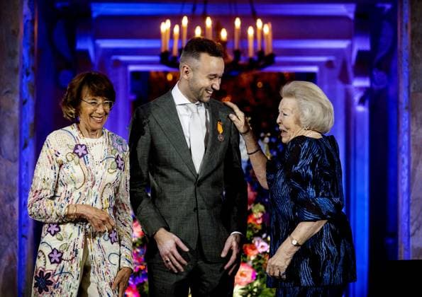Niederlande, Verleihung der Zilveren Anjer in Amsterdam AMSTERDAM - Princess Beatrix presents a Silver Carnation to Wesley Sekewael in the Royal Palace Amsterdam. The Silver Carnations have been awarded annually since 1950 to people who have volunteered and unpaid for culture or nature in the Netherlands. ANP KOEN VAN WEEL netherlands out - belgium out  Copyright: xx x471202947x originalFilename: 471202947.jpg